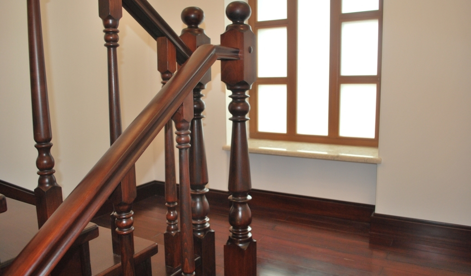 деревянные столбы на лестнице