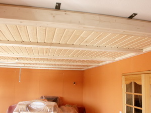 Реечный деревянный потолок с подсветкой своими руками