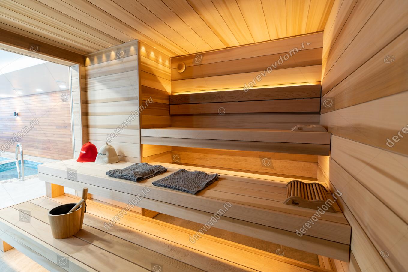 большое панорамное  окно в сауне